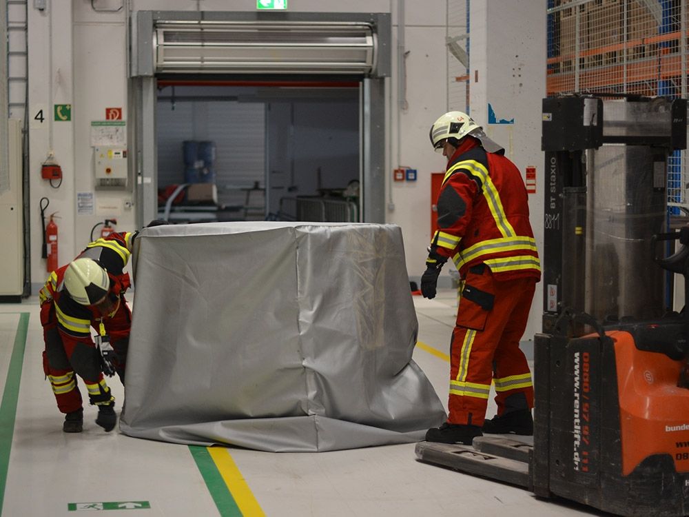 Couverture anti-feu pour palette de stockage batteries Lithium - 1,25 x 0,85 x 1,16 m - Haute résistance - 1000 °C en continu - PIC à 1750 °C : une solution de stockage sécurisé pour déchetteries_1