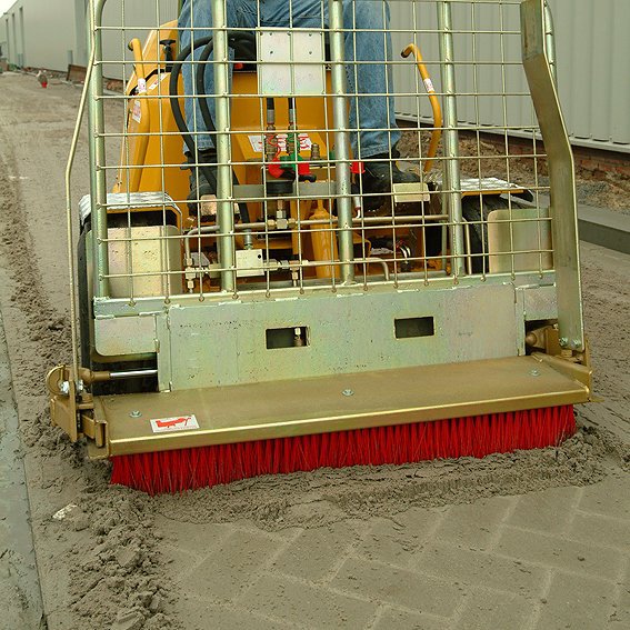 Balai pousseur RM 2x4/RM 4x4 - Knikmops Rollmops pour balayer le sable entre dalles récemment posées_1