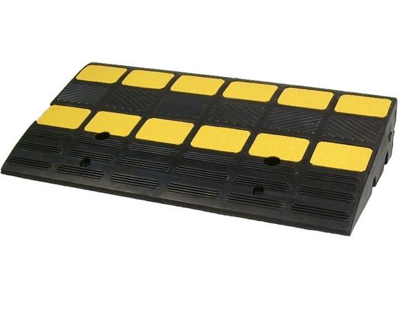 Rampe d'accès pour PMR - 150 mm - Caoutchouc recyclé avec bandes jaunes réfléchissantes et passes câbles_1