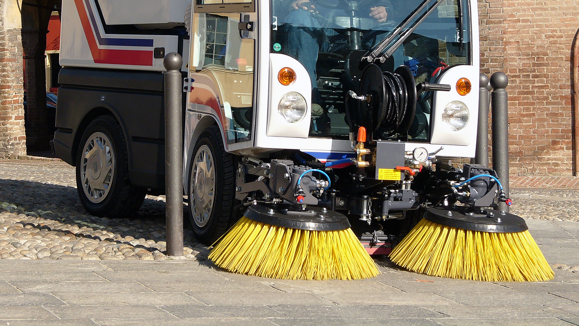 Dulevo 850 - Balayeuse de voirie aspiratrice diesel - 22000 m2/h - Piste de nettoyage 1500 à 1850 mm_1