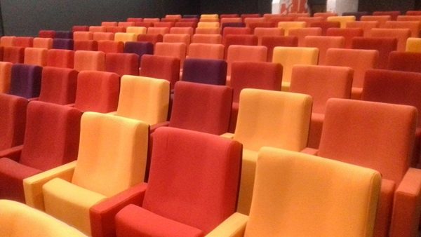 Fauteuil de conférence à piétement latéral avec accoudoir commun tout tissu pour ERP - MARIVAUX_2