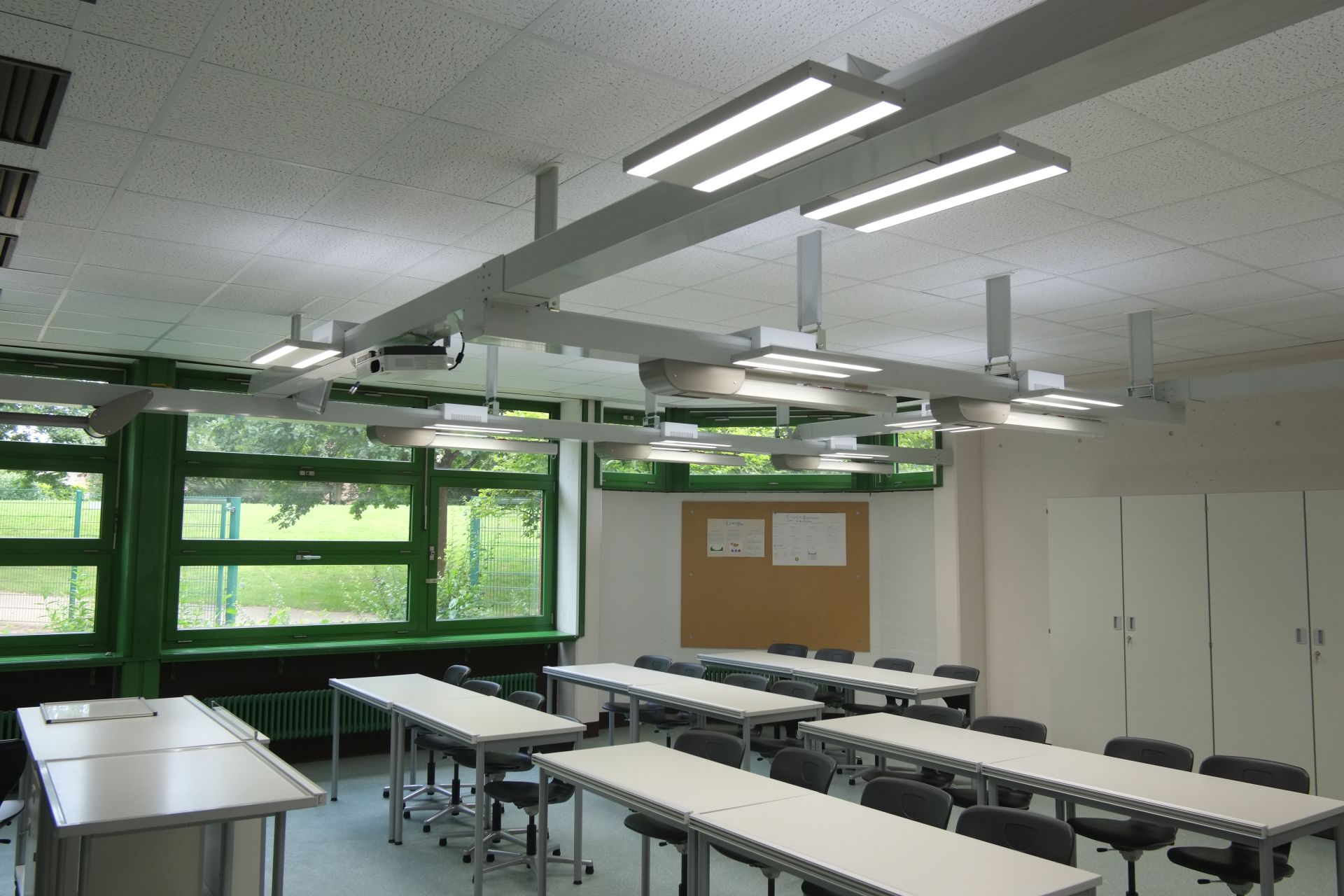 Système de médias au plafond pour la fourniture des connexions d'électricité, de données et d'air comprimé - Powerlift_1