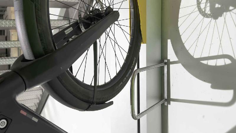 Système mécanique de stationnement vertical pour vélos avec assistance 