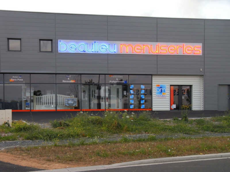 Panneau d'enseigne néon sur mesure, conçue avec tubes soufflés et formés au visuel recherché - OUEST ENSEIGNES_1