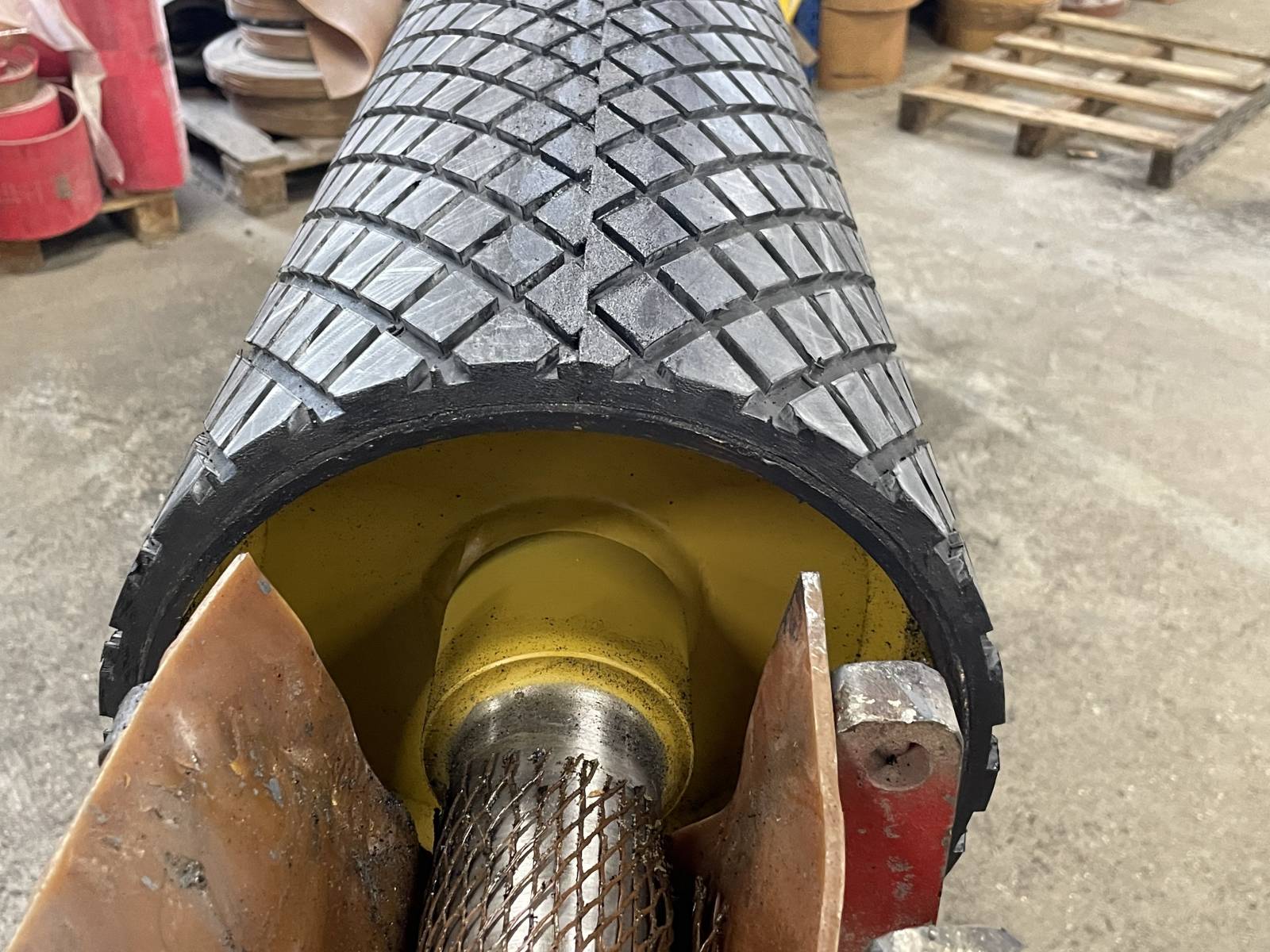 Réparation d'un convoyeur à bande par garnissage à froid d'un tambour avec caoutchouc losange, près de Paris -  MTCP_1