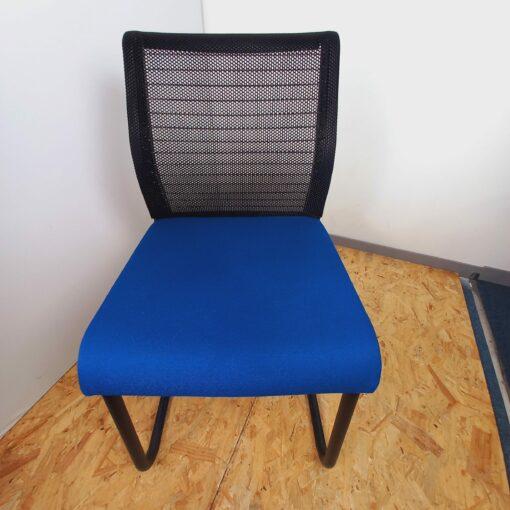 Chaise visiteur Think Steelcase d'occasion - ergonomique avec dossier en maille et structure en acier chromé - pour espaces d'accueil et de réunion_1