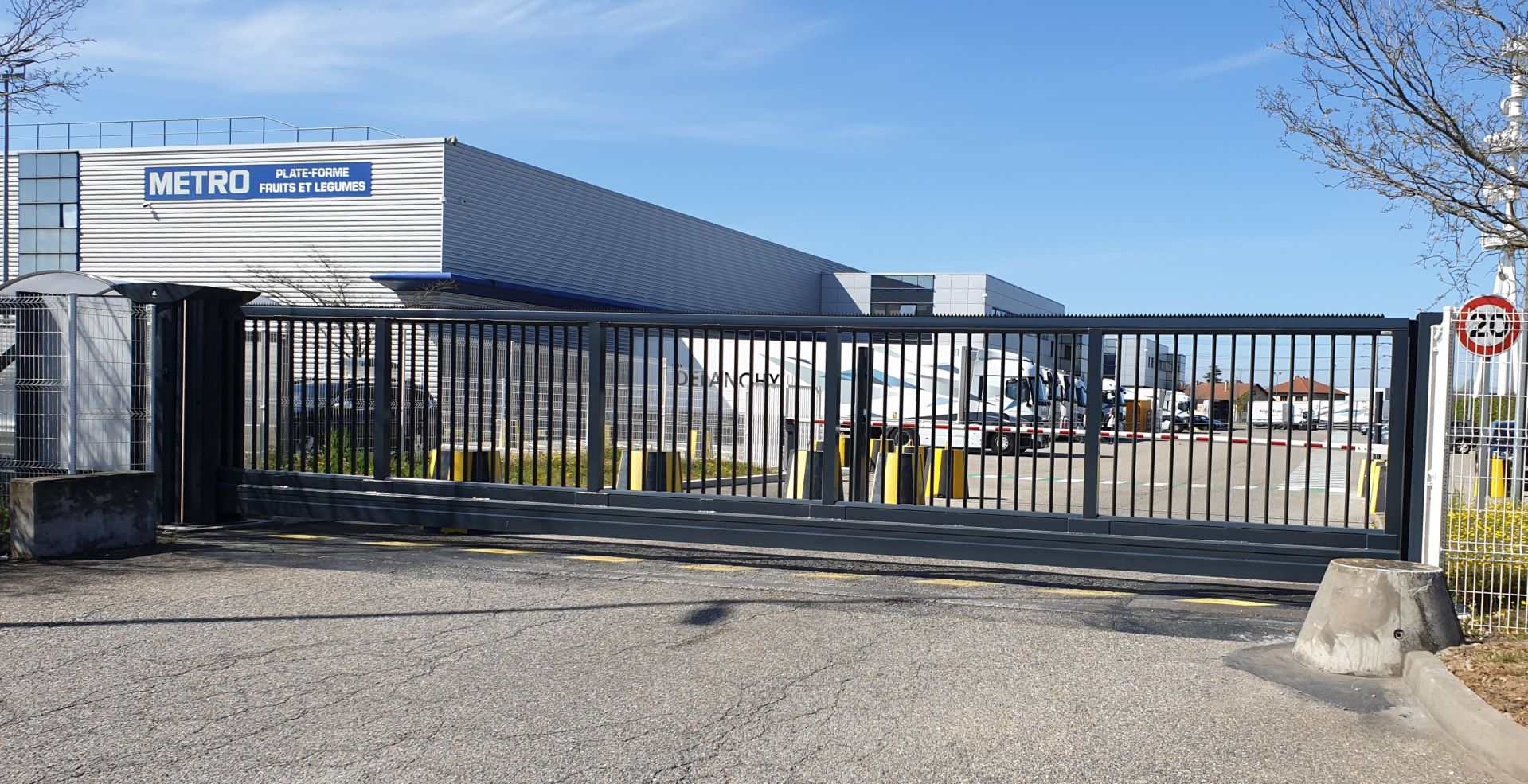 Portail coulissant robuste et design pour grandes longueurs