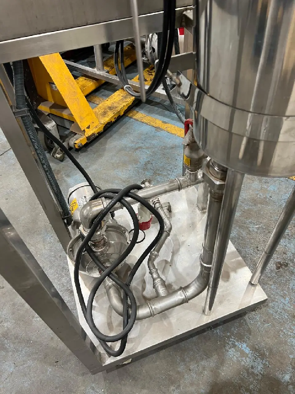 Cuve chauffant skid d'occasion avec pompe centrifuge - référence : c8304_1