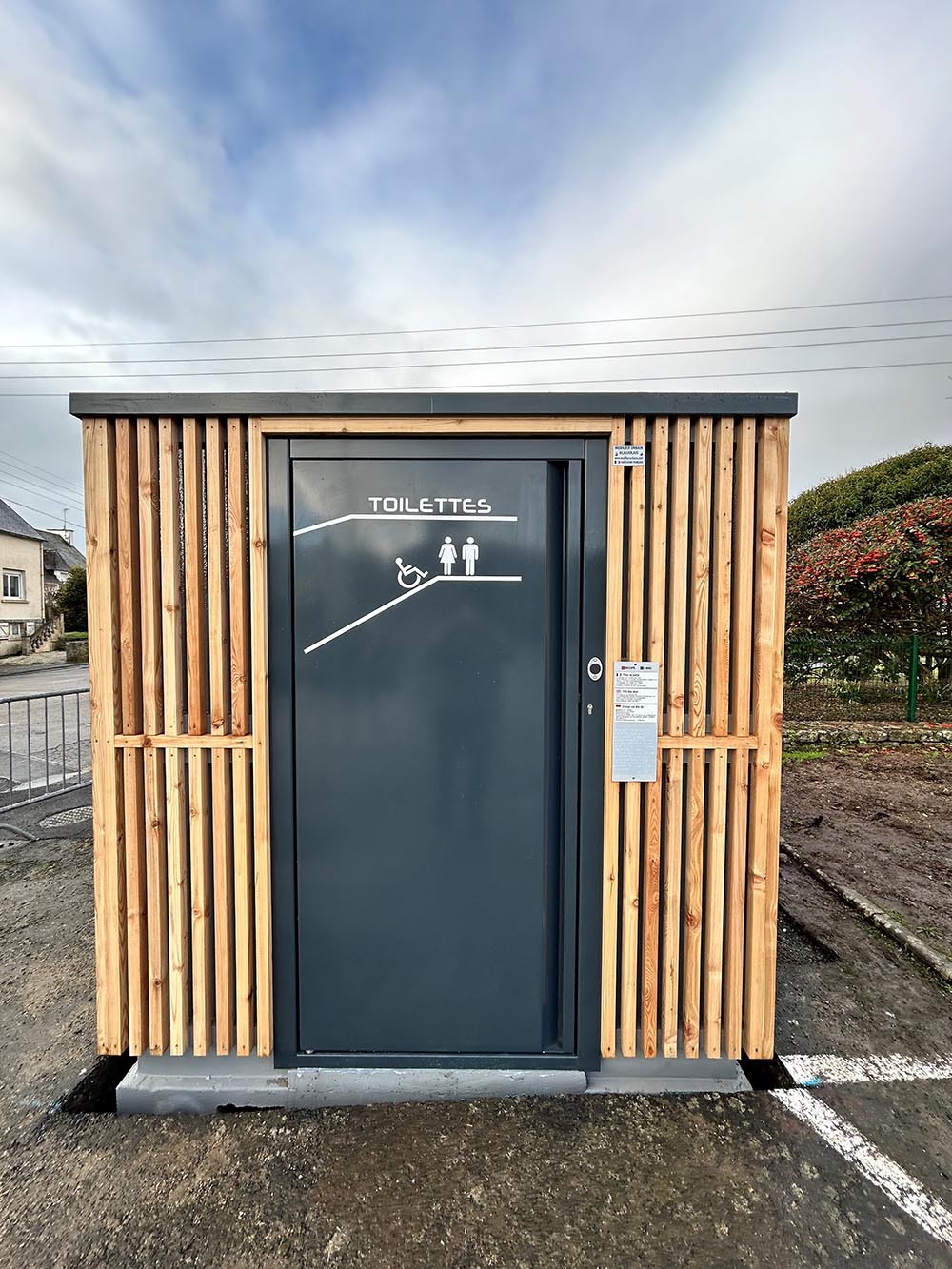 Cabine PMR avec finition Trespa, bois, béton et local technique disponible en version manuelle, semi-automatique ou automatique- réf. 2054_1