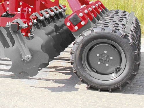 Outil de travail du sol avec profondeur réglable jusqu'à 30 cm