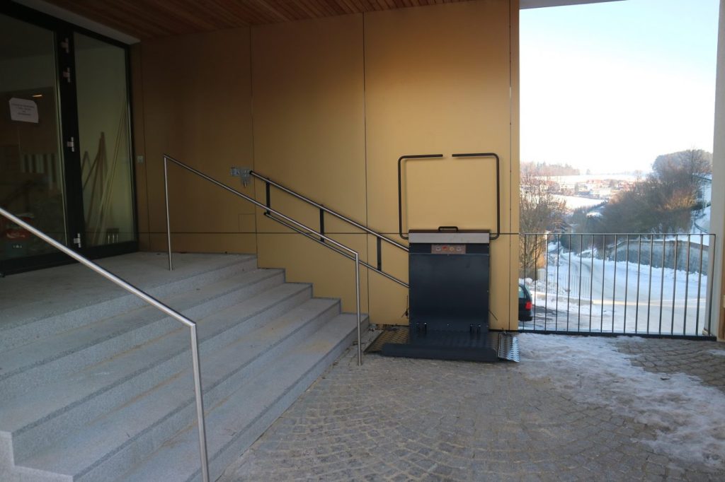 Plateforme élévatrice ergonomique à fonctionnement silencieux, permettant de desservir plusieurs niveaux à l'extérieur - en Bretagne et à Nantes - GANSER GHB20_1