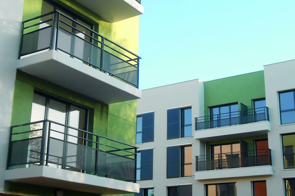 Garde-corps modèle feria - horizal - en aluminium avec remplissage axé sur dalle - les lisses et le remplissage sont dans l’axe médian des poteaux_1