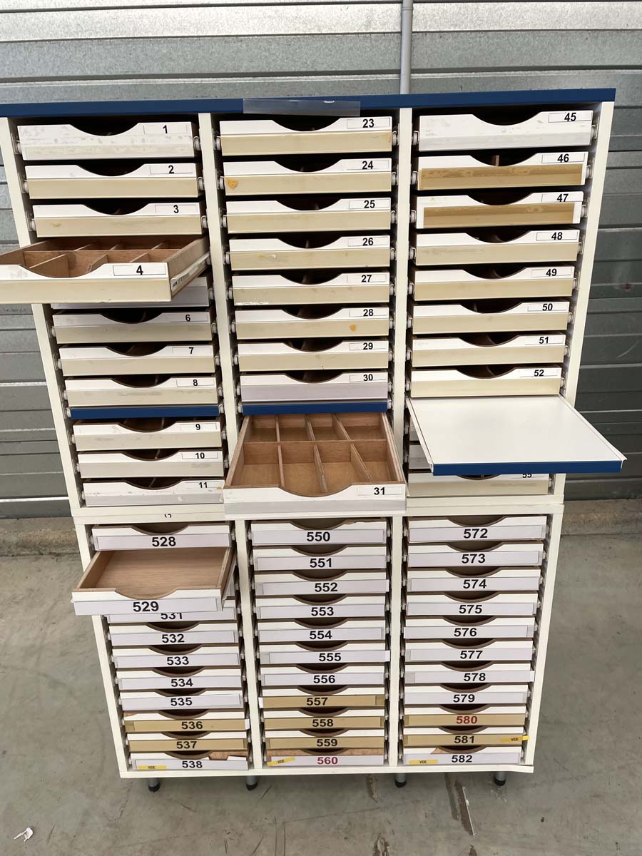 Meuble d'occasion de laboratoire avec 33 tiroirs - p21091174_1