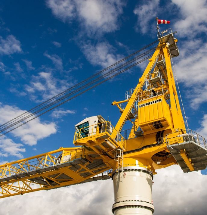 BOS 4200 - Grue portuaire offshore Liebherr - Capacité de levage max. 125t - Portée 72m_1