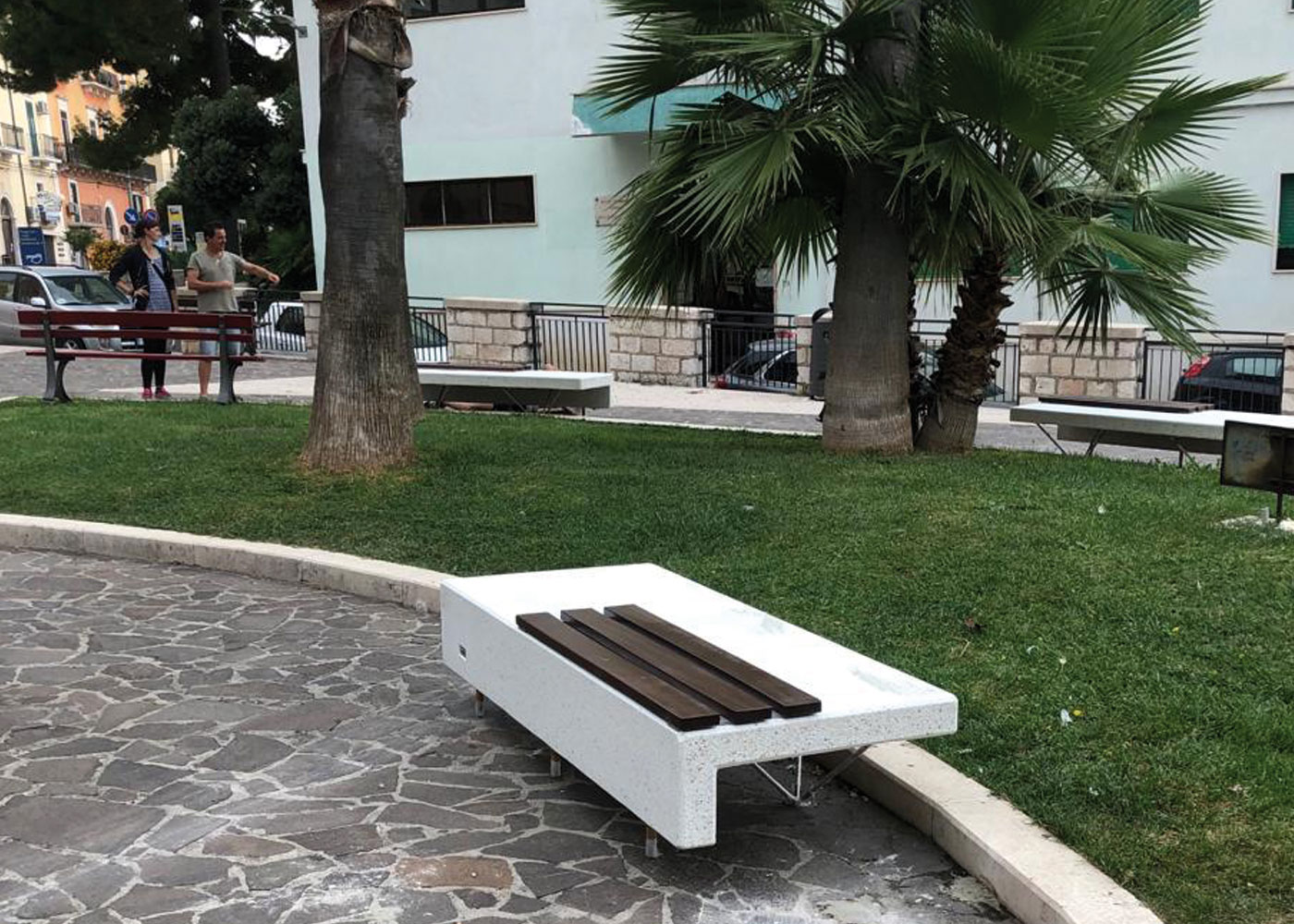 Banc public Ela Mini Mad UM371LM2 - siège béton armé hydrofuge, structure inox, lattes bois tropical_1