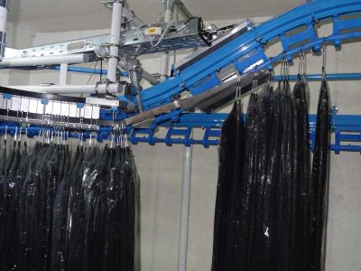 Convoyeur aérien à clip sans pression pour vêtements - Accumulation et séparation automatique_1