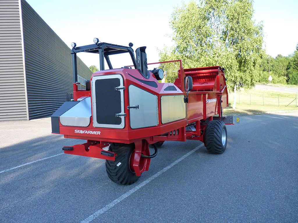 Machine agricole pour le paillage des bâtiments hors-sols