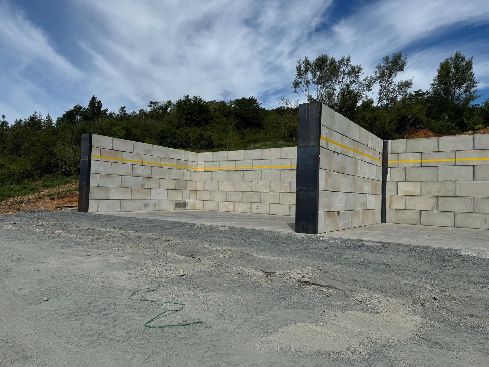 Bloc béton empilable 160X80  LEGO pour réaliser des cases de stockage de vrac_1