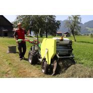 Presse à balles adaptée aux terrains en pente avec maniabilité optimale