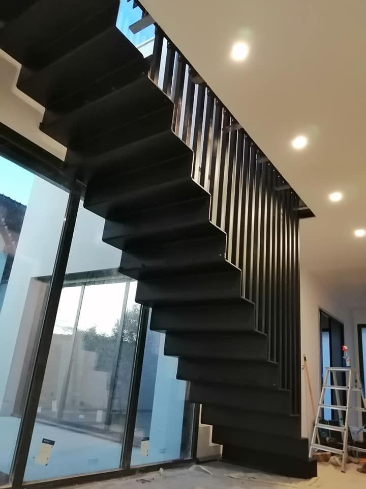 Escalier en acier tôle pliée en accordéon avec contremarche, pour usage intérieur_1
