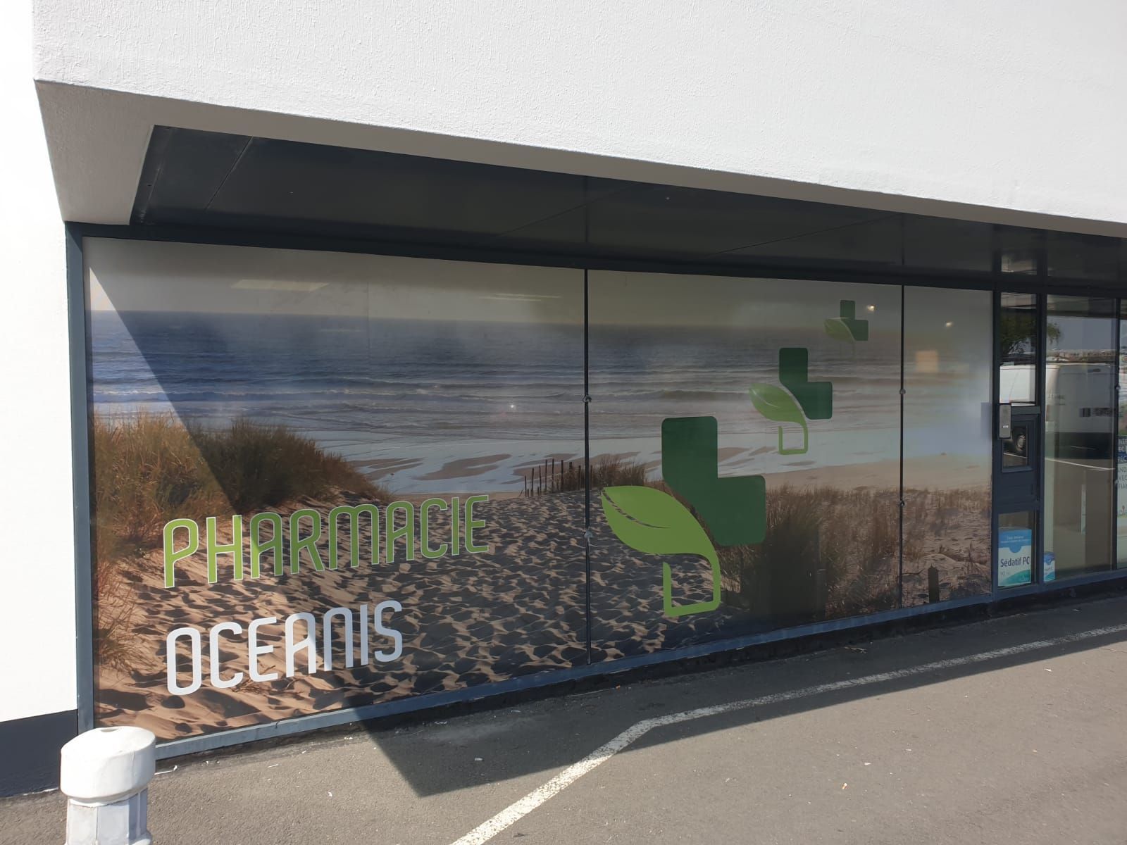 Vitrophanie sur mesure, idéal pour transformer une vitrine en une grande surface d'affichage imprimée - OUEST ENSEIGNES_2