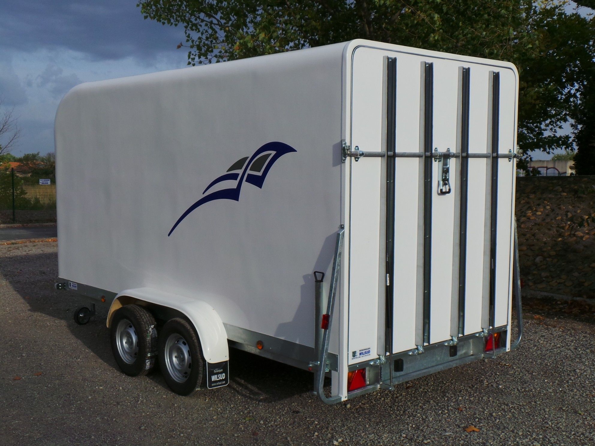 Remorque fourgon Wilsud avec PTC jusqu'à 3500 kg et double essieux freinés