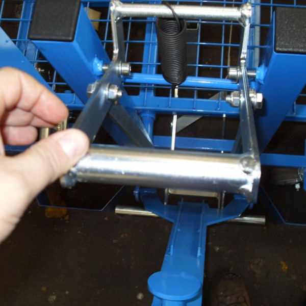 Base roulante tractable avec plateau inclinable de 70° idéale pour l'industrie Automobile_1