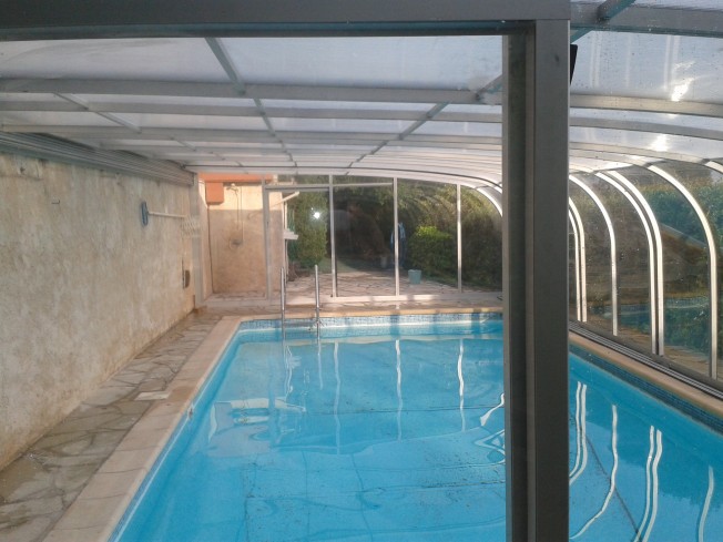Abri piscine adossé fixe motorisé - structure en aluminium et panneaux en polycarbonate traité UV_0