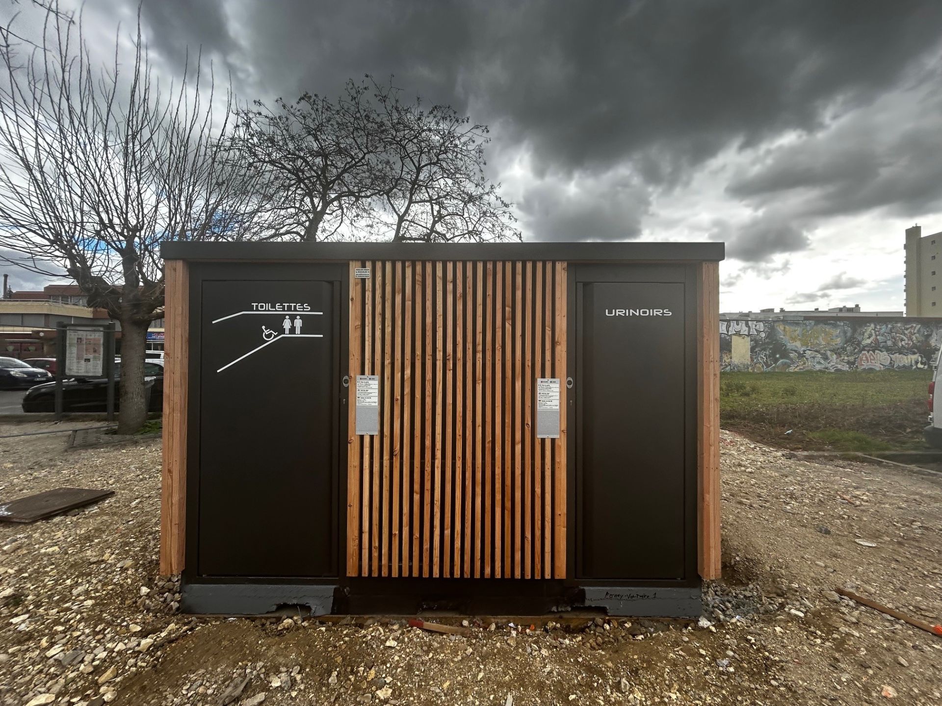 Cabine PMR avec une cabine urinoir disponible en version manuelle, semi-automatique ou automatique - réf. 2052_2