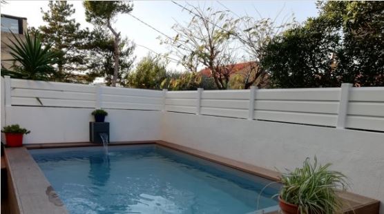 Clôture PVC en persienne occultante, idéale pour protéger votre jardin et votre maison des regards indiscrets - CERBÈRE - Gamme classique_1