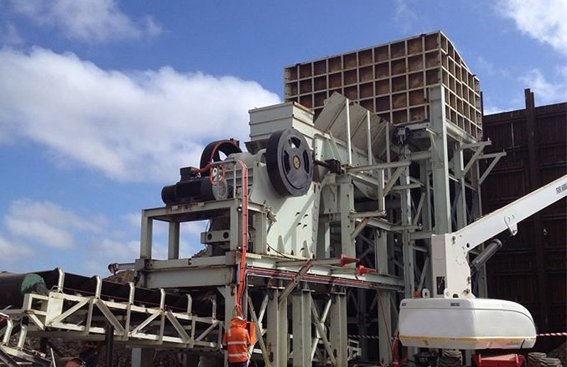 250 t/h - Ligne complète de concassage de minerai de fer avec mâchoire PE900x1200, cône CSB240 et broyeur VSI5X_1