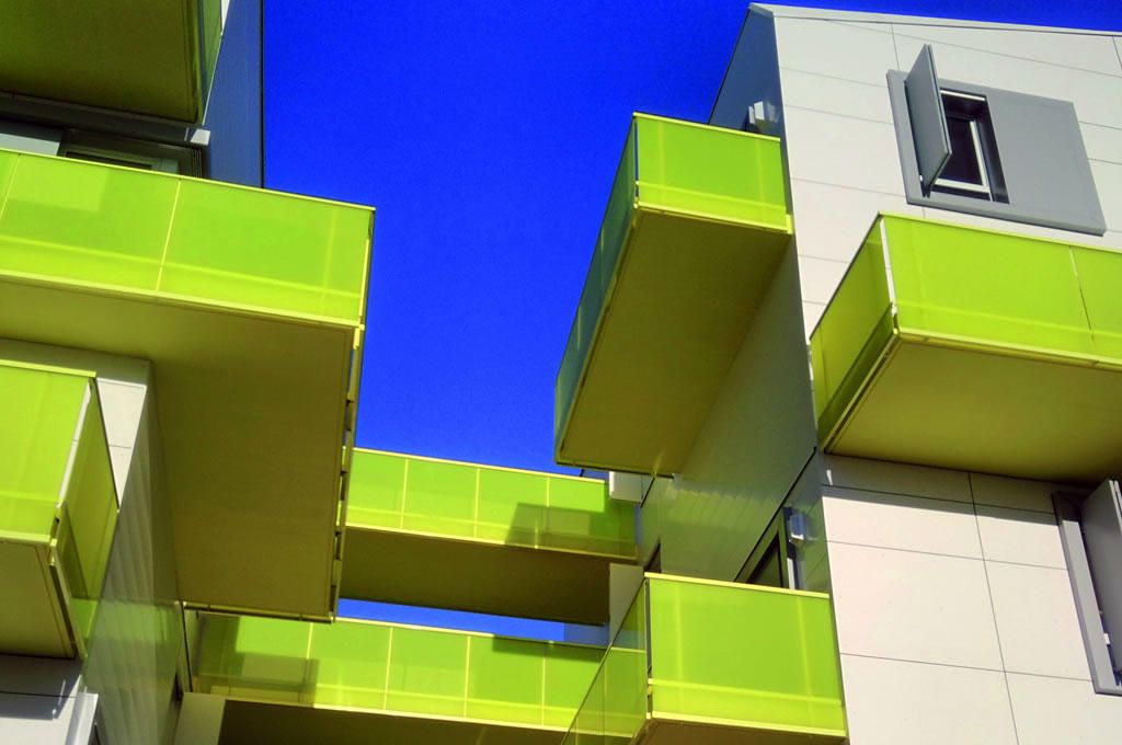 Garde-corps alu Areal offrant personnalisation des façades et effets de lumière