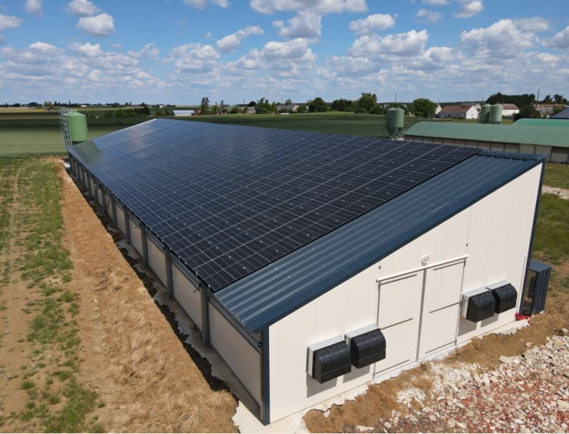 Bâtiment d'élevage monopente en acier galvanisé, pouvant recevoir une centrale photovoltaïque_1