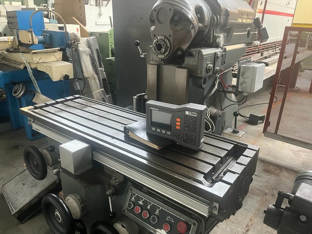 Machine-outil HURON NU4 avec courses de 900x700x500 mm