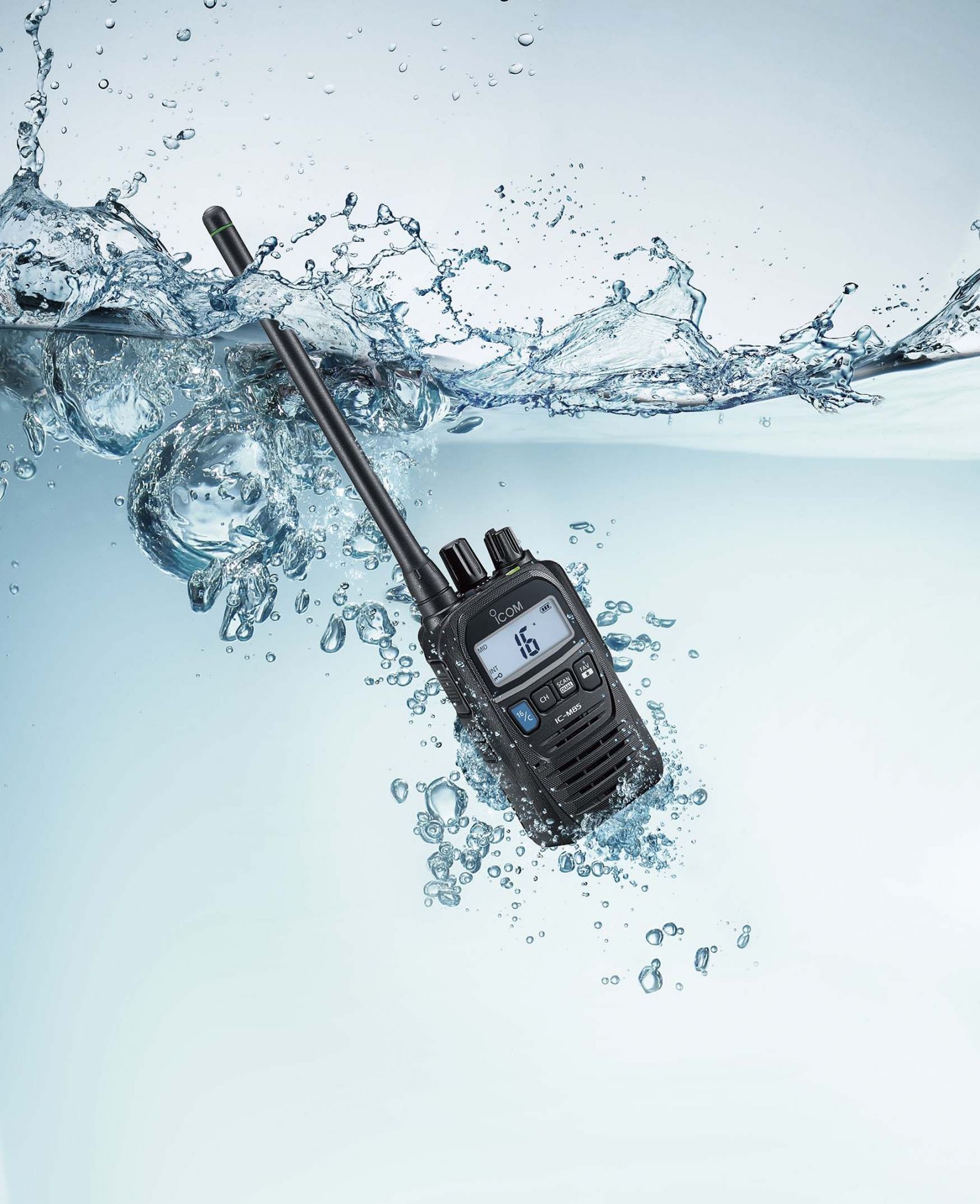 VHF marine portable IC-M85E - haute puissance, ultra compacte, légère et étanche_1