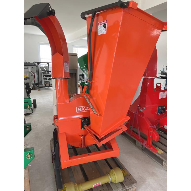 Machine de broyage des branches avec trémie inclinée et goulotte orientable