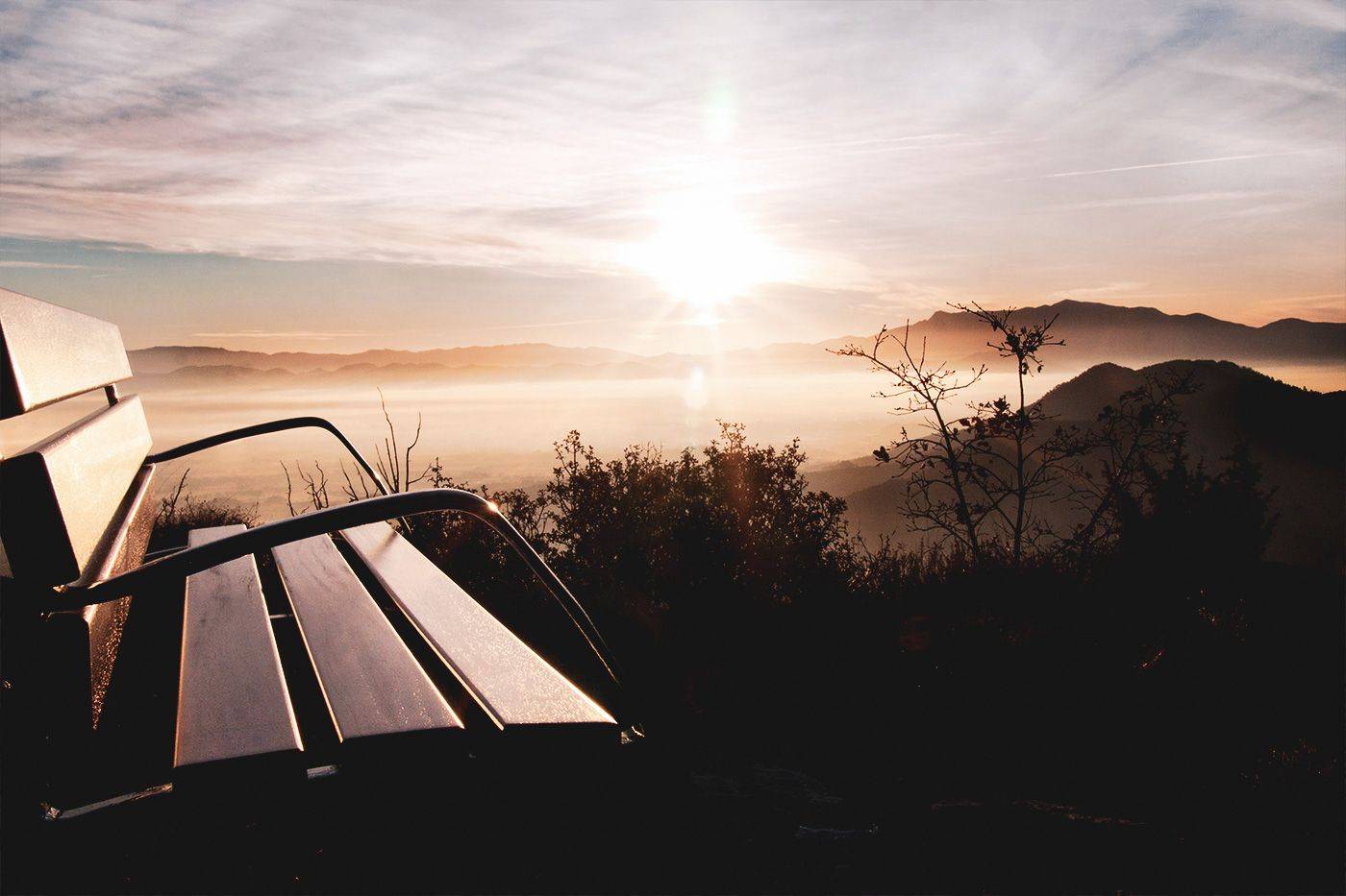 Banc public Neobarcino UM304N - bois FSC ou bois d'ingénierie - piètement en fonte ductile avec traitement anticorrosion_1