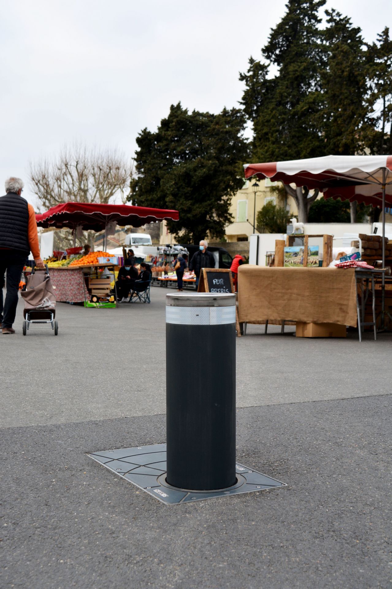 Borne escamotable semi-automatique (hauteur 600mm) conçue pour délimiter un accès réglementé, stationnement - citeasy position basse_1