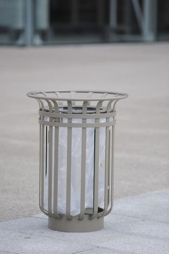 Corbeille publique Luxembourg ajourée 65L - JAN-0043 - Husson international - robuste et ergonomique_1