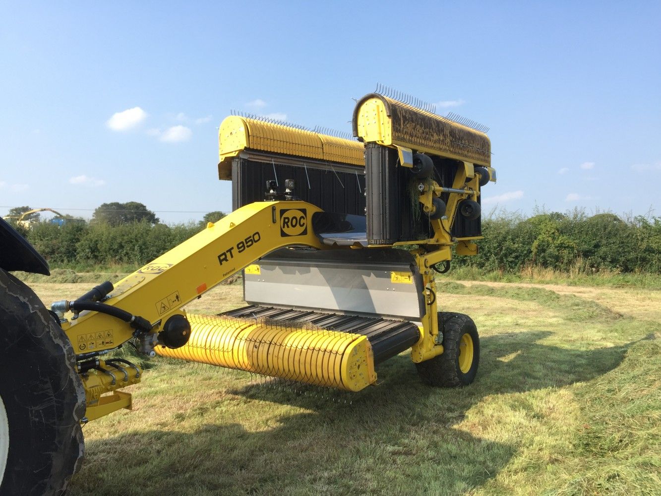 Machine agricole RT 950 pour andains jusqu'à 9,5 mètres