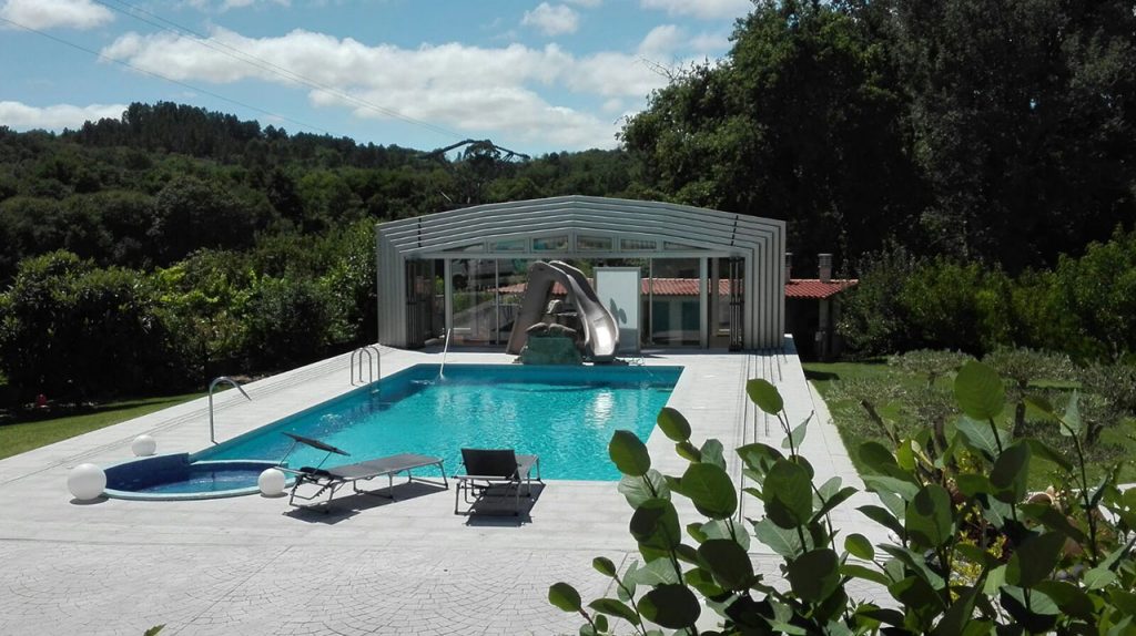 Abri piscine haut Sirius - forme angulaire, esprit véranda, entièrement découvrable, options personnalisables_1