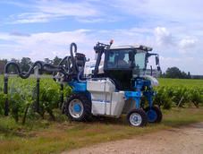 Vue latérale du tracteur enjambeur Bobard 1035