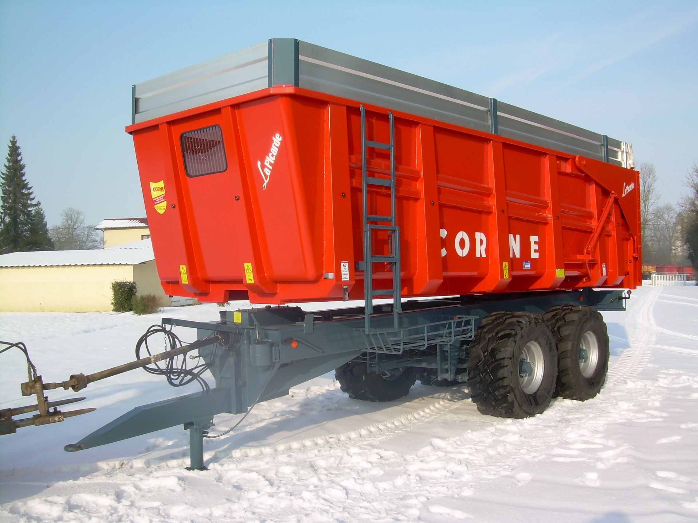Remorque benne avec porte automatique à 2 battants et trappes à grains