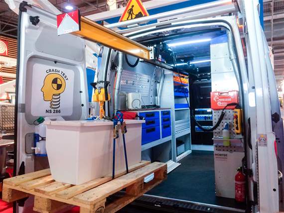 Potence de levage extensible pour véhicule utilitaire - capacité jusqu'à 500 kg - structure en acier avec treuil électrique_1