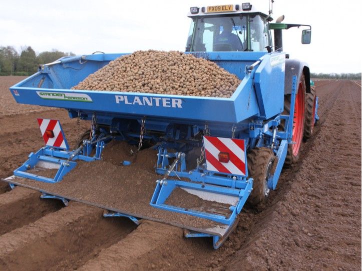 Machine agricole traînée ou montée pour la plantation de pommes de terre