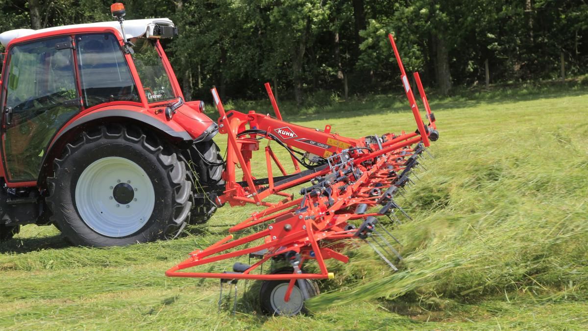 GF 1012 Faneuses portées - KUHN - Largeur de travail 8,70 m et 10,80 m - Système HLC pour relevage des rotors rapide_1