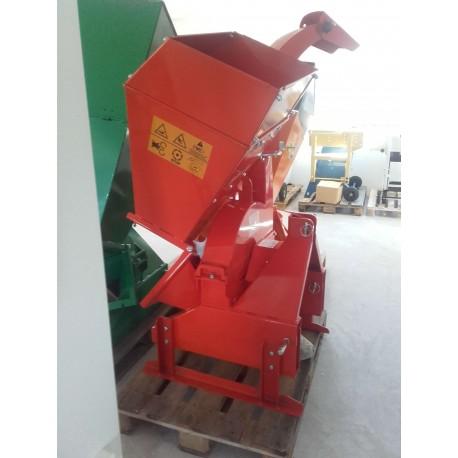 Broyeur de branches avec trémie inclinée et rotor à inertie lourde