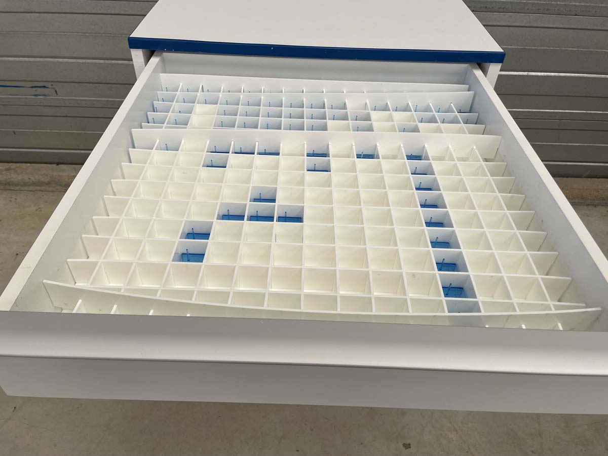 Meuble d'occasion de laboratoire avec tiroirs - 9 tiroirs sur pieds métal - Référence P21091163_1