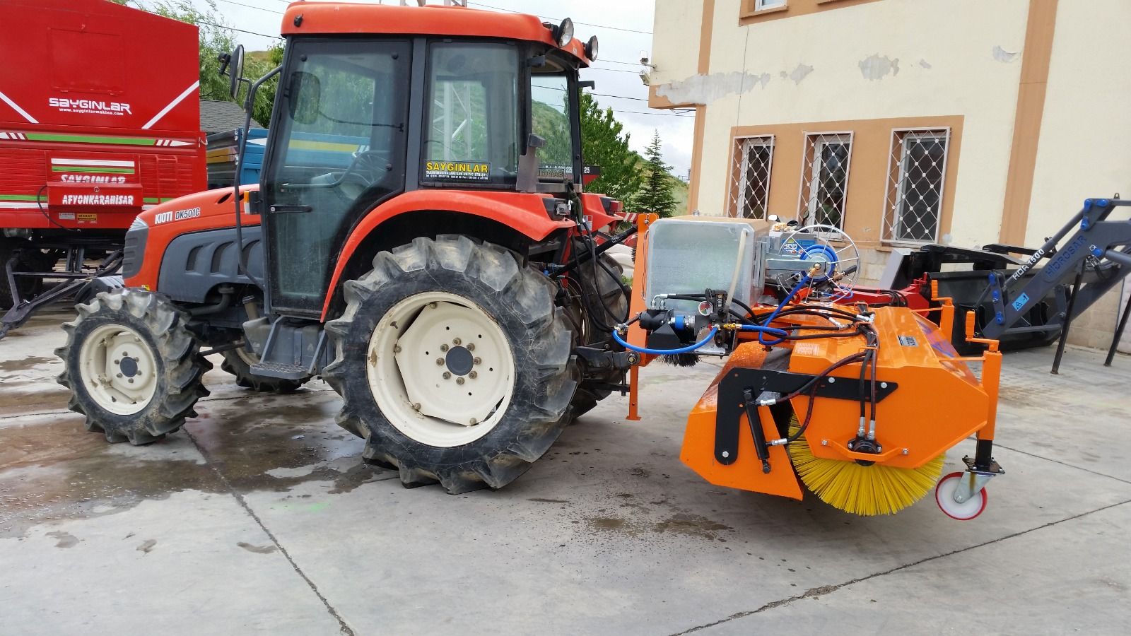 Tracteur de balayeuse de route monté à l'arrière - modèle Full avec godet, balai latéral et système d'arrosage_1
