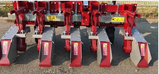 Outil de désherbage mécanique avec pulvérisation du sol